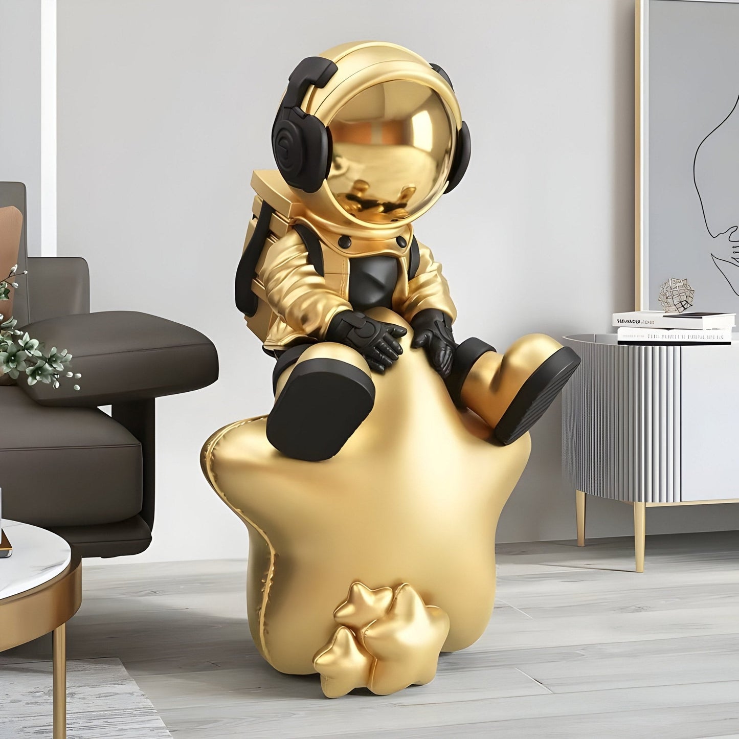 Mittlere himmlische goldene Astronauten-Skulptur auf Stern - 90 cm