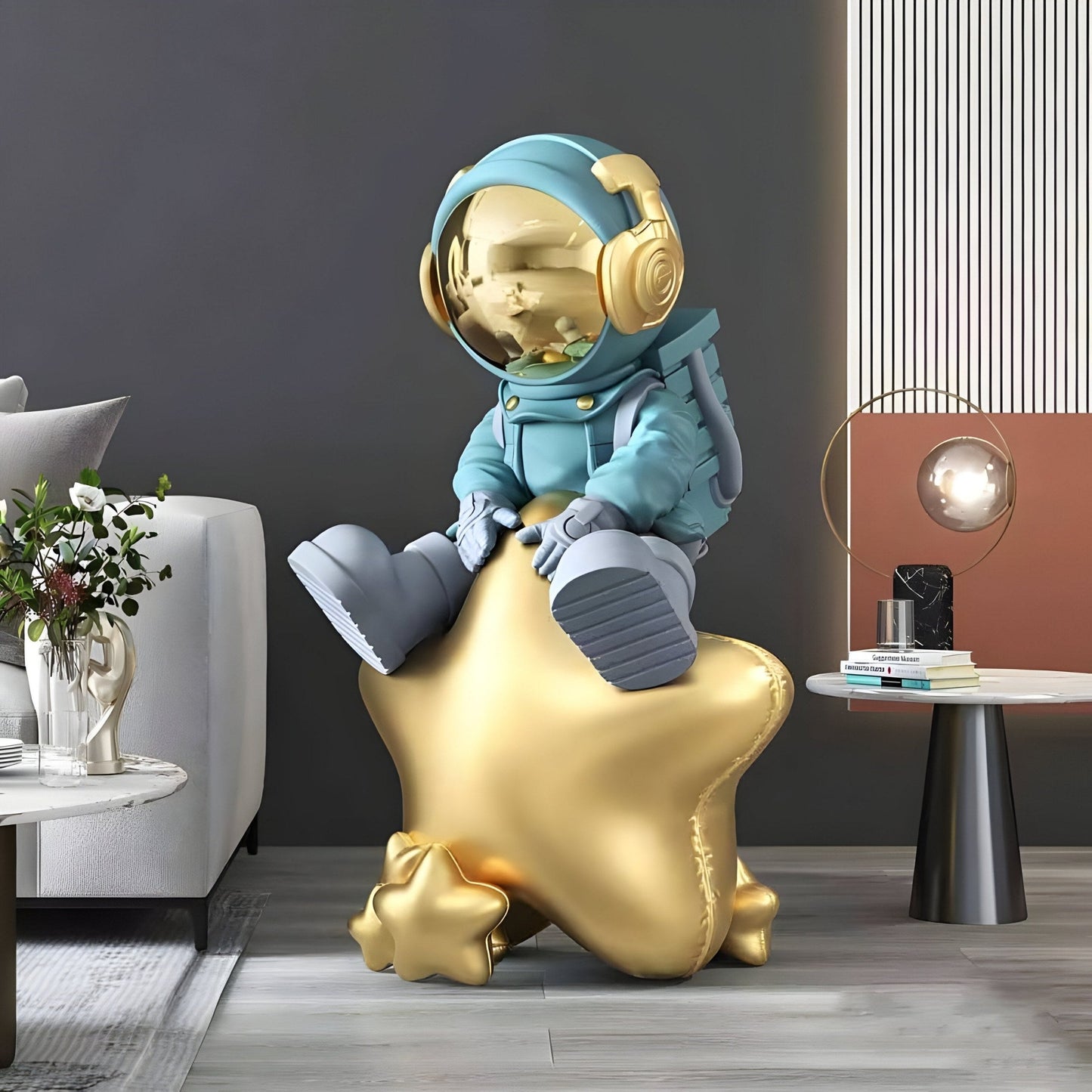 Mittelgroße galaktisch blaue Astronauten Beats auf Stern-Skulptur - 90 cm