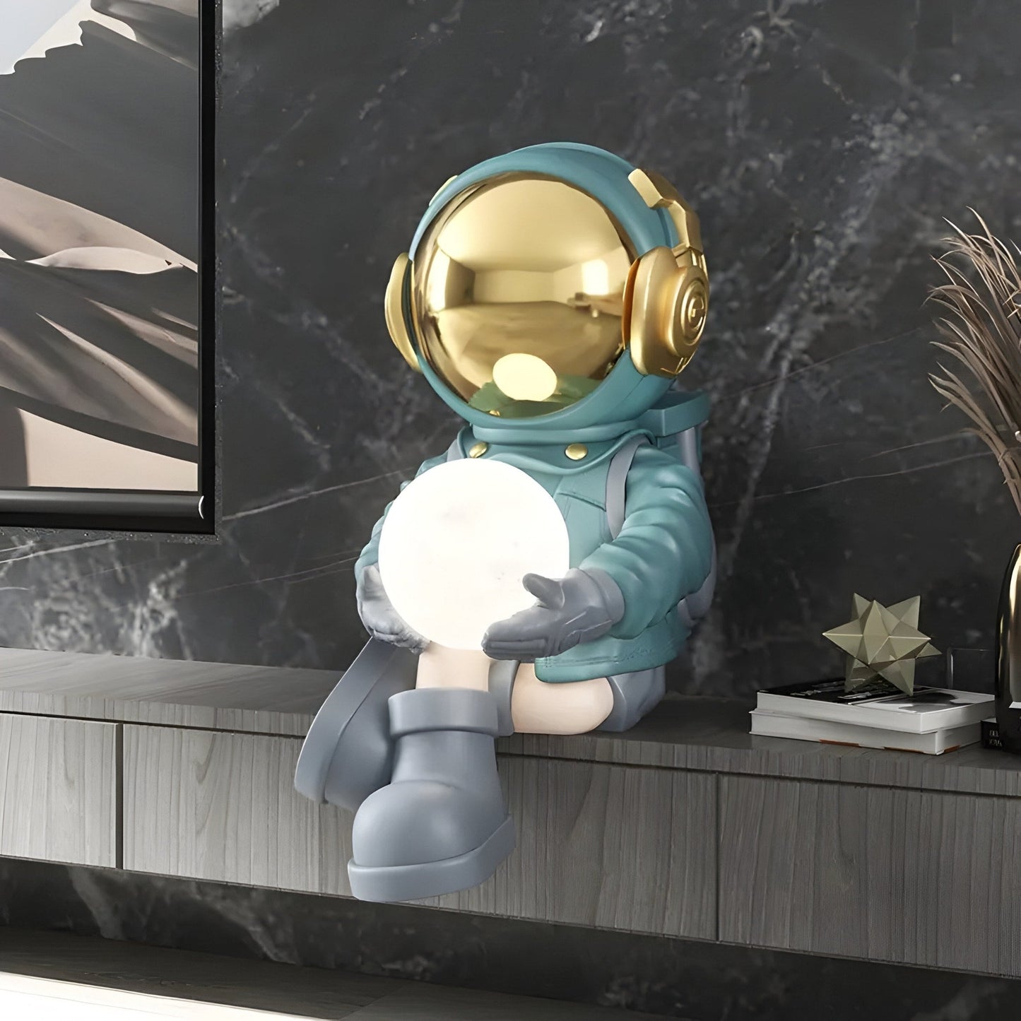 Kleine Galaktische Blaue Astronauten Glow Sitzende I Skulptur - 53cm