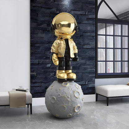 Große Himmlische Gold-Astronauten-Skulptur, die auf dem Mond schlägt - 140 cm