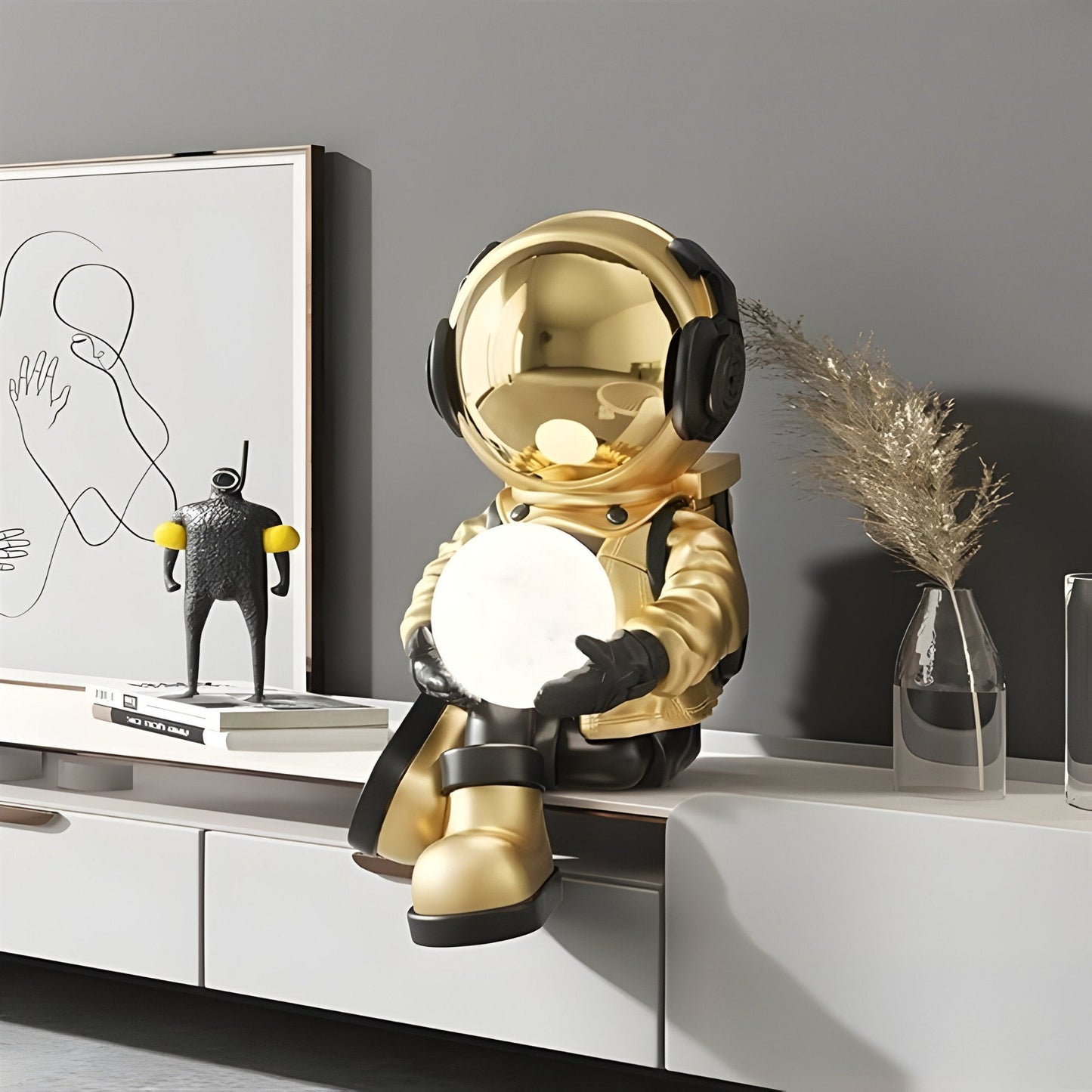 Kleine himmlische goldene Astronauten-Leucht-Skulptur sitzend I - 53 cm